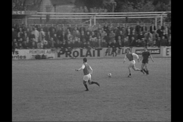 Image INA - les Chamois au stade de Genève à Niort à la fin des années 1960.