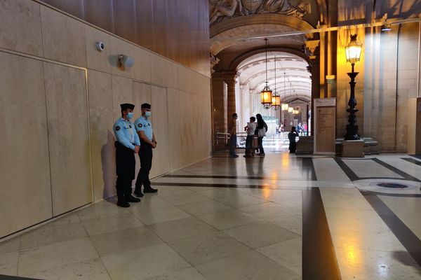 Le procès des attentats du 13-Novembre se déroule au sein du palais de justice historique de Paris, sur l'île de la Cité.