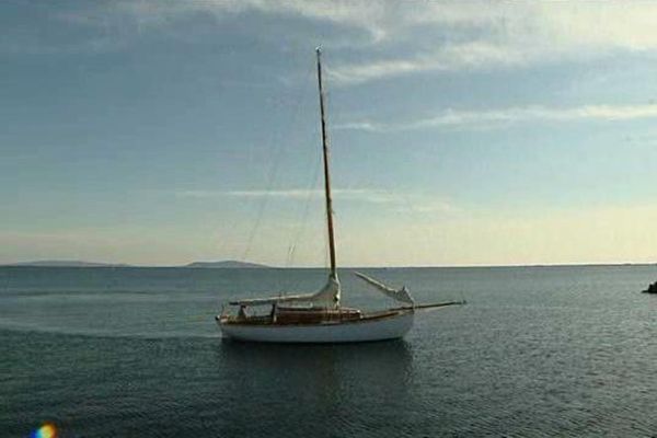 Othona, voilier presque centenaire, a été patiemment restauré par André Tobal à Marseillan (34) pendant prés de 5 ans. Aujourd'hui il navigue et a été classé bateau d’intérêt patrimonial.