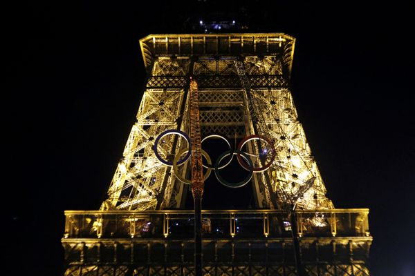 Les anneaux olympiques ont été décrochés dans la nuit de jeudi à vendredi.