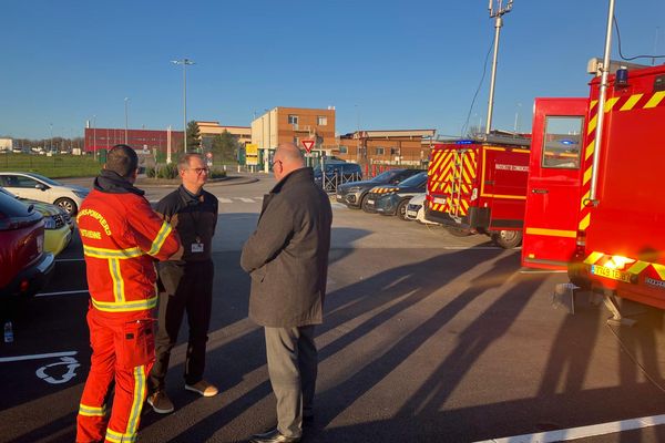 Régis Mathieu, directeur d'Orano, avec le préfet et le colonel des pompiers sur le site de Bessines-sur-Gartempe, après un départ d'incendie survenu en fin de matinée ce mercredi 11 décembre.