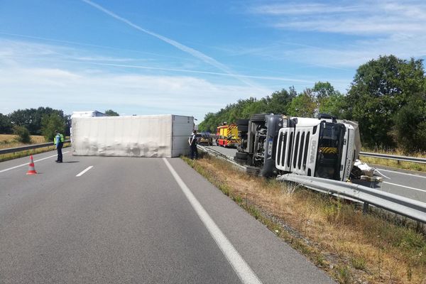 Le poids-lourd a bloqué les deux voies de circulation.