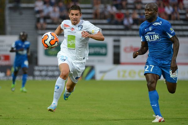  L'attaquant Havrais Mickael LE BIHAN (a gauche) tente de deborder le Niortais Frederi BONG.