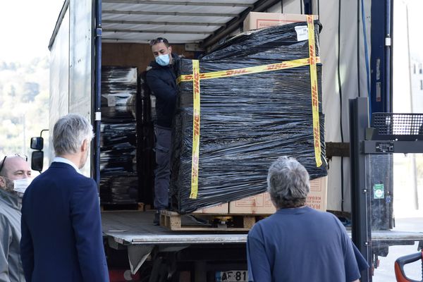 Laurent Wauquiez réceptionne une partie des 3 millions de masques commandés à la Chine par la région Auvergne-Rhône-Alpes. Les kits de protection pour les soignants sont conditionnés à l'hôtel de région de Lyon.