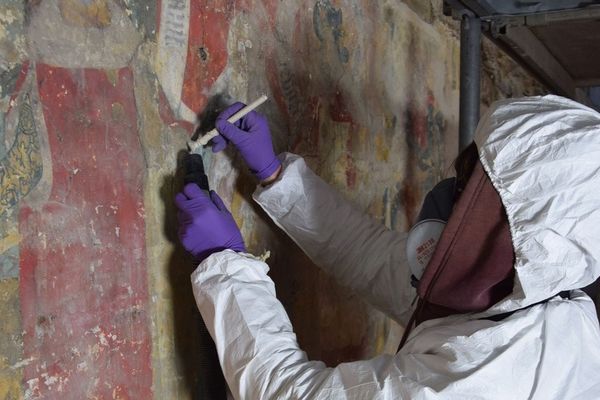 Géraldine Fray, chargée de la restauration des fresques, met tout son savoir-faire au service de la mise en valeur des peintures découvertes dans la chapelle du Quillio.