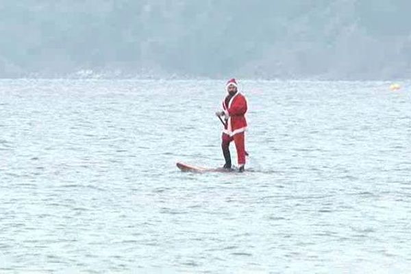 Fini le traîneau, maintenant le Père Noël se déplace en paddle !