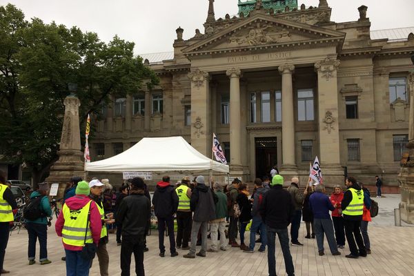 Petit-déjeuner de soutien à deux anti-GCO devant le tribunal d'instance de Strasbourg