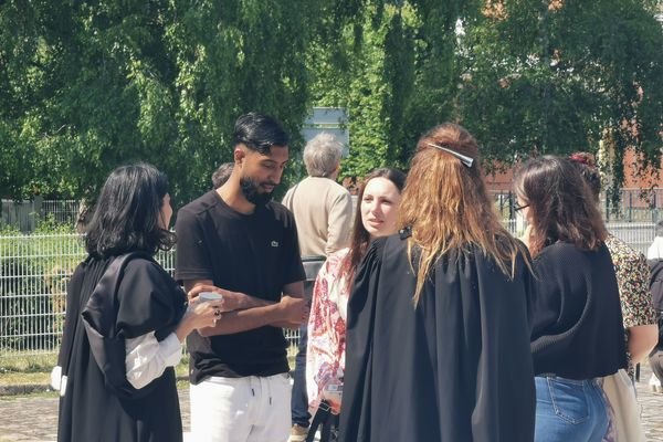 Yasin, le grand-frère de Shaïna, entouré des avocates Negar Haeri (à gauche) et Zoé Royaux (de dos), le 7 juin 2023 devant le palais de justice de Beauvais.