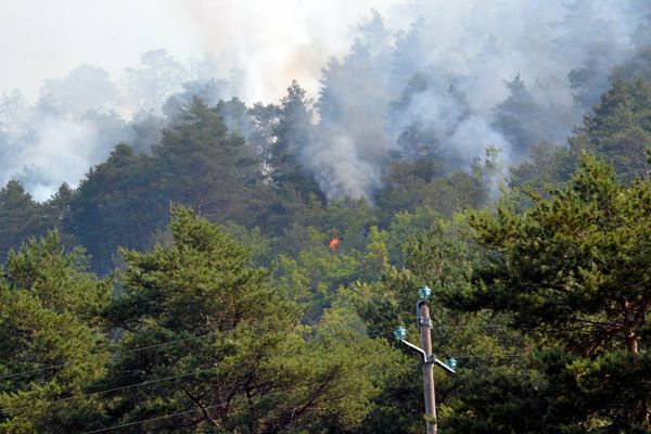 Mostuéjouls, dans l'Aveyron. Le feu dévaste la végétation alentour depuis plusieurs jours. 9 août 2022.