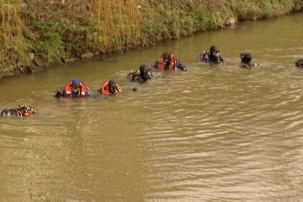 Neuf pompiers sondent actuellement La Vilaine à Rennes