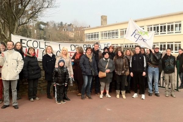 Une manifestation de parents d'élèves était organisée ce jeudi 28 mars devant l'école de Broglie de Dieppe.