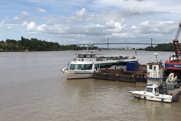 Le bateau de croisière "Burdigala" a percuté, par l'avant, une pile du Pont Chaban.