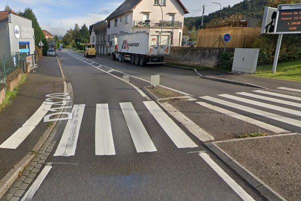 C'est sur la RD1420 que le poids lourd a pris feu entraînant une déviation pour les véhicules et la fermeture du tunnel de Schirmeck