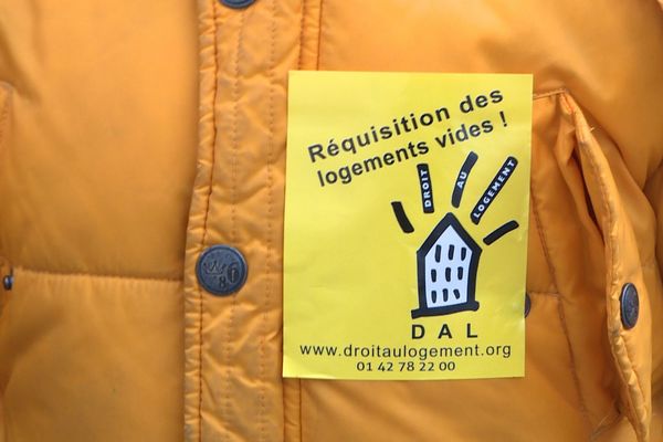 Une centaine de membres du Droit Au Logement se sont rassemblés devant le ministère du Logement ce mardi 25 décembre.