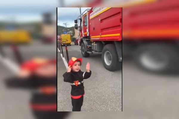 Le rêve se réalise pour Nolan ! Un défilé de camions de pompiers devant sa maison.
