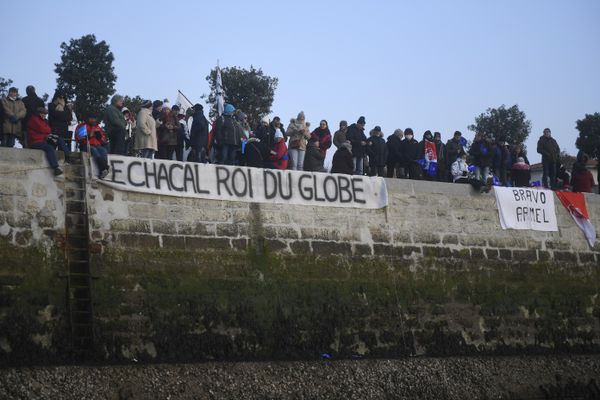 Le public en 2017 aux Sables-d'Olonne pour le retour en vainqueur d'Armel Le Cléac'h sera remplacé par une haie d'honneur en 2021en raison de la crise sanitaire