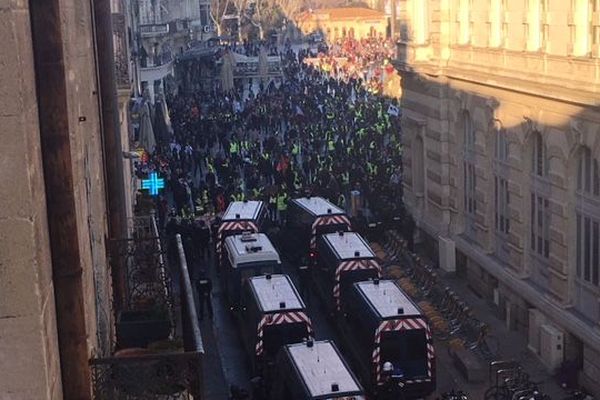 A Montpellier, gilets jaunes et force de l'ordre face à face place de la Comédie - 16 février 2018