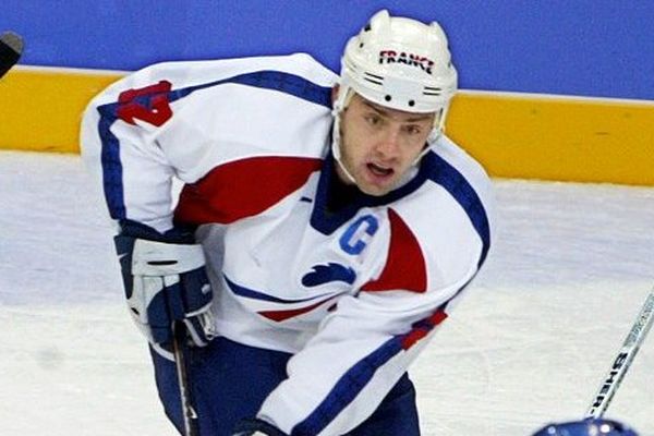 Philippe Bozon sur la glace avec l'équipe de France lors du match contre la Slovaquie lors des 19e Olympiades d'Hiver à Provo (Utah- USA).C'était son dernier match sous le maillot tricolore qu'il portait depuis 1998.