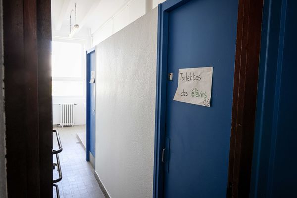 Illustration. L'homme prenait des tas de photos lors du passage aux toilettes des enfants.