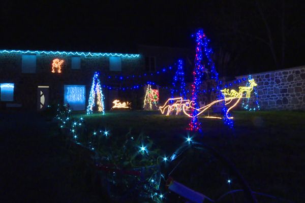 La maison de Pierre et Paulette, à Villeudieu-les-Poêles (50) se transforme chaque année en féerie de Noël.