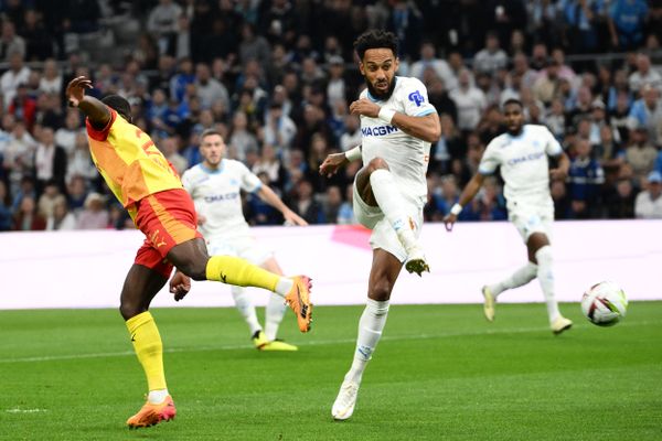 Pierre-Eymerick Aubameyang marque un but face au RC Lens le 28 avril 2024 au stade Vélodrome.