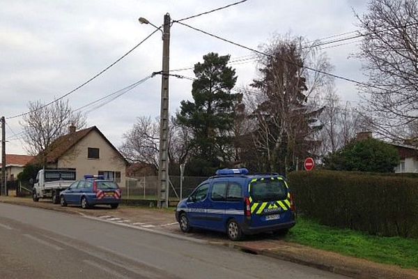 Le peloton d'intervention interrégional de gendarmerie (PI2G) est intervenu chemin de la Tremblée, à l'entrée de Binges, en Côte-d’Or, lundi 15 février 2016. 