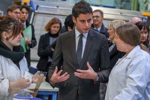 Le secrétaire d'État Gabriel Attal lors d'une visite au lycée Le Corbusier de Tourcoing.