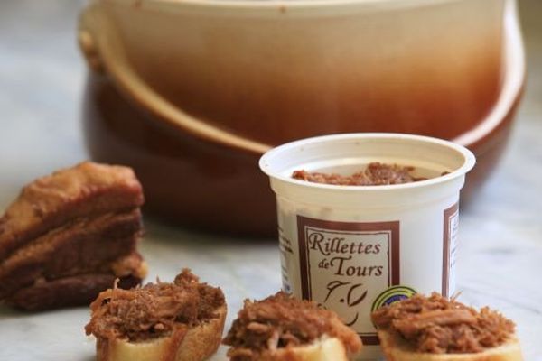 Les rillettes de Tours se caractérisent par la présence de fibres longues, leur texture sèche, et par leur couleur brune dorée