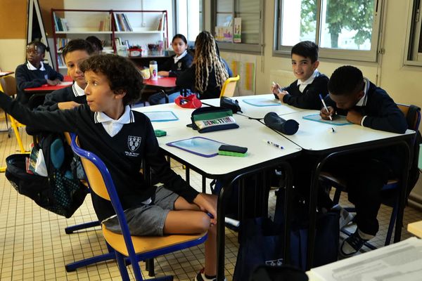 Premier jour de classe avec l'uniforme scolaire dans une des deux écoles primaires de Vernon (Eure) engagées dans l'expérimentation, jeudi 5 septembre 2024.