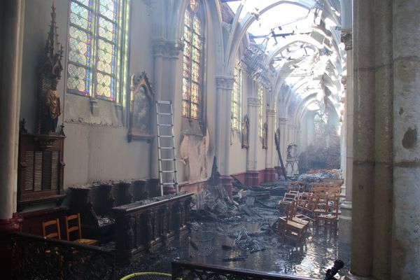 Le chlocher et la charpente de l'église Immaculée Conception de Saint-Omer ont disparu et les dégâts à l'intérieur de l'édifice religieux sont colossaux. Photo prise par les pompiers du SDIS 62 lundi 2 septembre 2024.