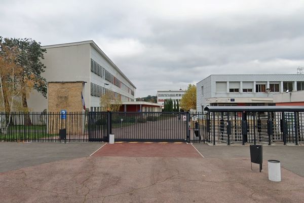 Le lycée Georges Brassens à Rive-de-Gier a été évacué ce mercredi 20 septembre 2023 en raison d'une importante fuite de gaz.