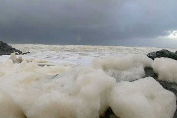 Dans le Golfe de Gascogne, certaines écumes sont naturelles, mais d'autres le seraient moins, d'après les associations, du fait des polluants pétrochimiques (détergents). (Illustration)