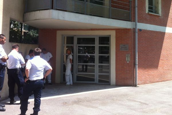 Policers et secouristes devant l'immeuble près du Canal du Midi