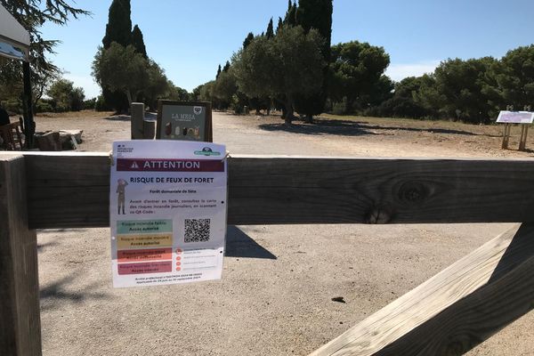 Canicule oblige, et pour limiter les risques d'incendie, la préfecture de l'Hérault a pris un arrêté interdisant l'accès au massif proche du mont Saint-Clair à Sète et ce, pour une durée illimitée. Onze autres massifs forestiers sont concernés