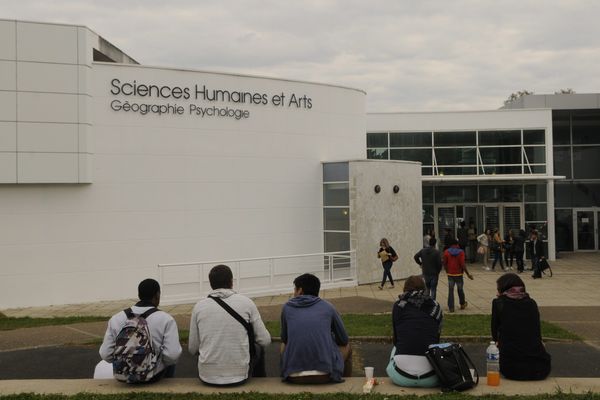 Université de Poitiers : l'entrée de la Faculté des Sciences humaines et Arts.