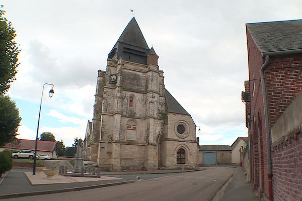 L'église-mairie de Catillon-Fumechon a besoin d'être rénovée.