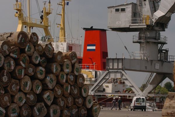 L'une des grues du port de Nantes/Saint-Nazaire endommagée par un navire russe (photo d'illustration)