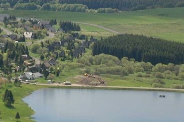 Les futurs clients de la tyrolienne Fantasticable pourront dès juillet filer comme l'éclair au dessus des paysages et du lac de Super Besse.