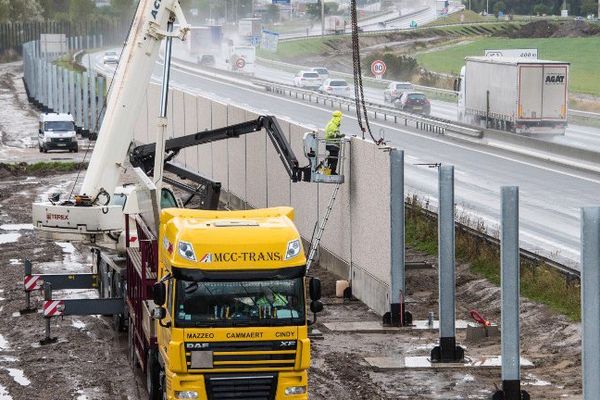 Le mur le long de la rocade de Calais en train d'être construit est financé par les Britanniques.