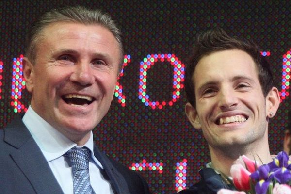 Renaud Lavillenie et Sergueï Bubka, le 15 février 2014 à Donestk (Ukraine) après que le Clermontois ait établi un nouveau record du monde en salle de saut à la perche à 6,16m.