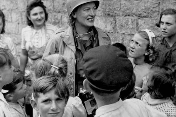 David E. Scherman, Lee Miller et des enfants à Saint-Malo, août 1944