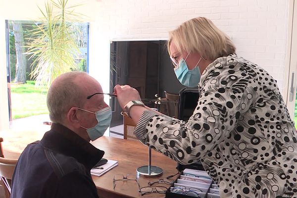 Jessica Poulain est opticienne à domicile indépendante dans la Somme.