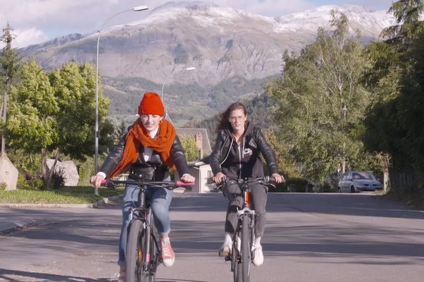 Comment vit-on sa jeunesse quand on grandit dans un village de montagne ? De janvier 2020 au printemps 2021, "La Vallée" a suivi plusieurs adolescents, comme ici Camille et Léa.