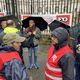 Les agents du service de l'État civil de la mairie de Nantes devant les grilles de la mairie