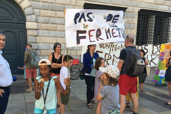 Les parents d'élèves de l'école des Chaprais devant l'hôtel de ville de Besançon. 