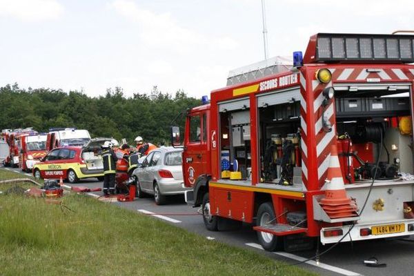 Les pompiers du Sdis 17 pendant une intervention sur un accident de la route