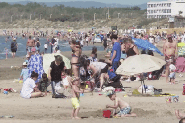 Pendant le week-end de l'Ascension, une forêt de parasols s'est emparée des plages de la Grande-Motte. Dimanche 12 mai 2024.