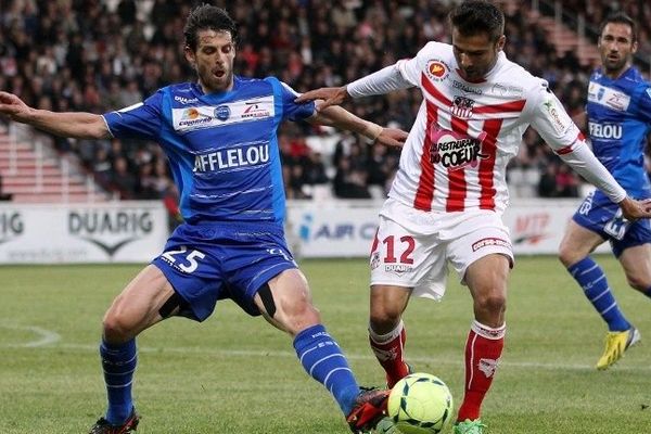 L'ancien défenseur de Troyes ( à gauche) est un joueur expérimenté et précieux dans les duels.