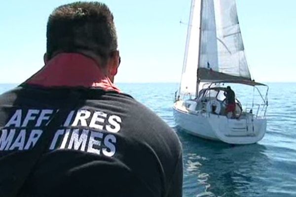 Un contrôleur des affaires maritimes après une opération de contrôle en mer au large de Saint-Cyprien dans les Pyrénées-Orientales - 21 août 2015