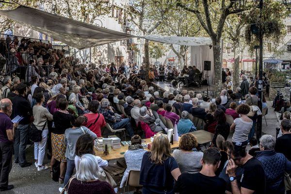 Rencontre place Marcel Pagnol à Manosque en 2017